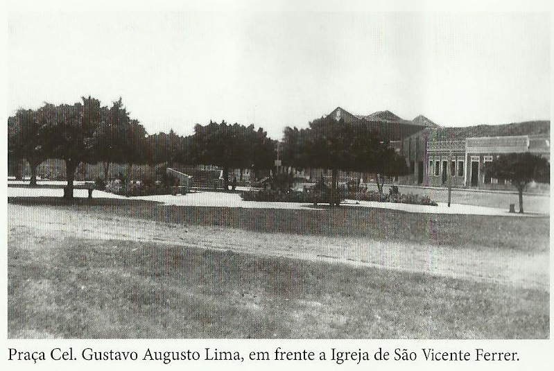 Praça Cel.Gustavo Augusto Lima,em frente a igreja de São Vicente Férrer